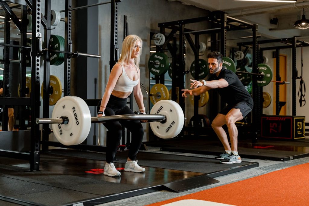 6 Latihan Punggung Tingkatkan Kekuatan dan Postur 2 Deadlift dengan posisi tegak