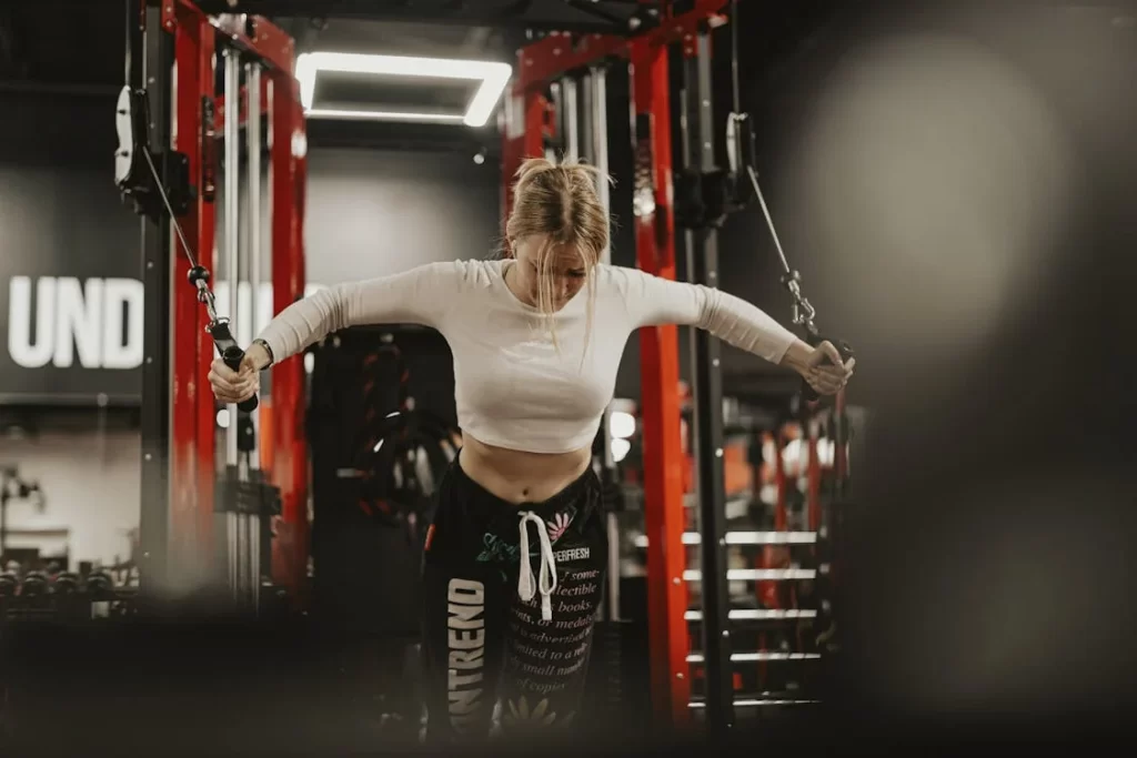 6 Latihan Punggung Tingkatkan Kekuatan dan Postur 4 Latihan Pulldown
