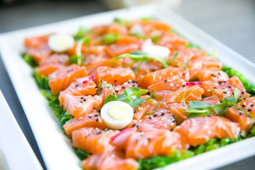 3 Tips Diet Sempurna Agar Memiliki Tubuh Kuat dan Sehat 1 dada ayam telur dan ikan salmon