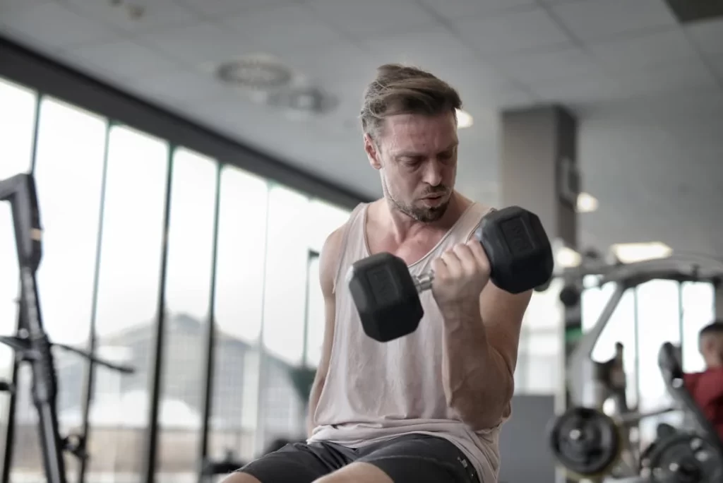 4 Komponen Utama Latihan V Taper Yang Benar 2 Lateral Raises