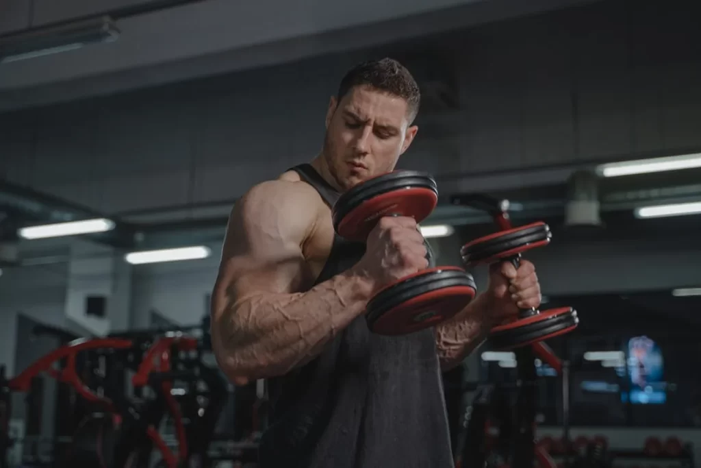 10 Teknik dan Tips Sempurna Strict Curl Untuk Melatih Bisep 1 Melatih Strict Curl Untuk Otot Bisep3