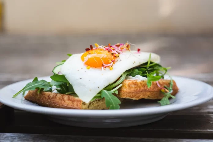 Omelet Alpukat dan Arugula