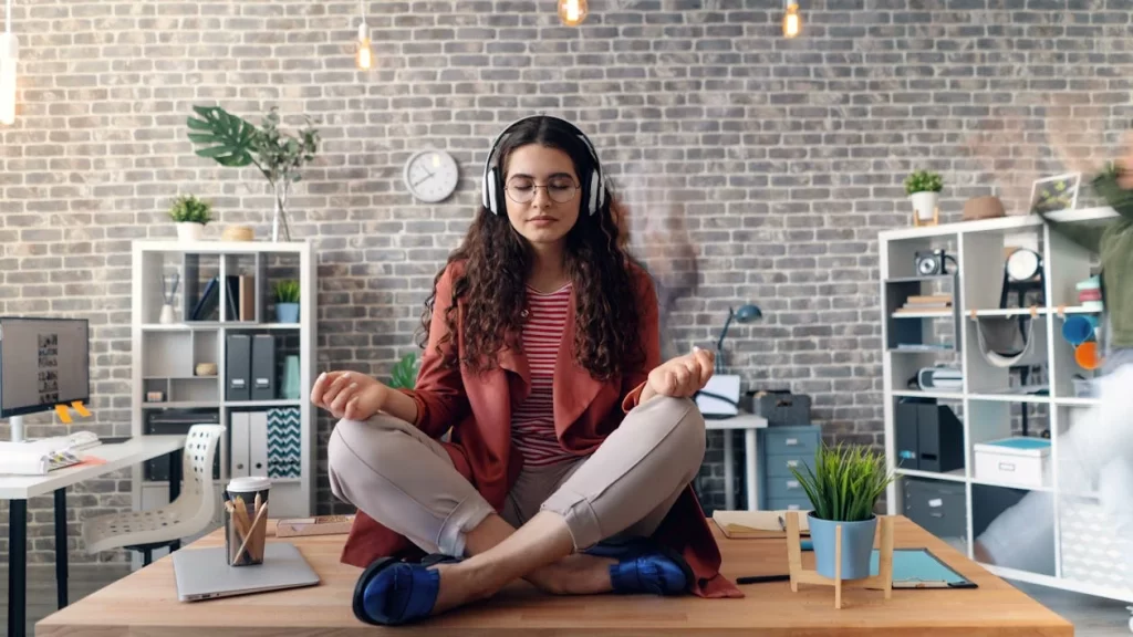 Mindfulness untuk Meningkatkan Kesehatan Mental di Lingkungan Kerja 1 Mindfulness dikantor demi kesehatan mental Vitaly Gariev