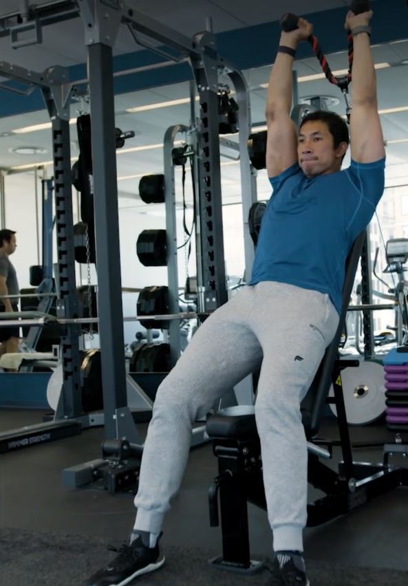 Ingin Otot Besar Yang Diimpikan, Hindari 5 Latihan Trisep Ini? 8 Cable Overhead Extension - menshealth