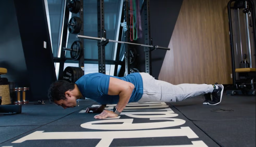 Ingin Otot Besar Yang Diimpikan, Hindari 5 Latihan Trisep Ini? 10 Close-Grip Pushup - menshealth