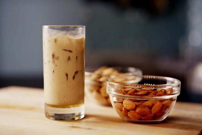Cold Brew Coffee dengan Almond Milk