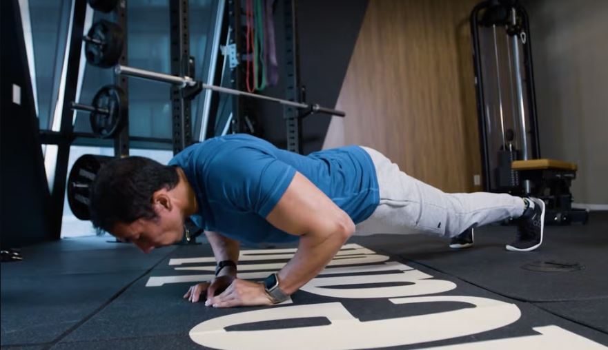 Ingin Otot Besar Yang Diimpikan, Hindari 5 Latihan Trisep Ini? 9 Diamond Pushup - menshealth