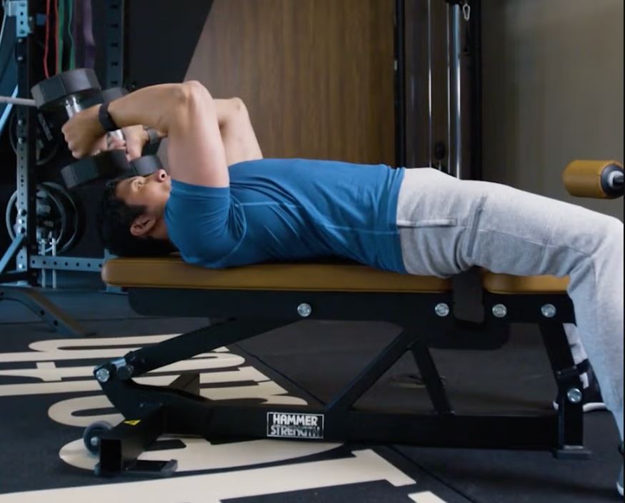 Ingin Otot Besar Yang Diimpikan, Hindari 5 Latihan Trisep Ini? 2 Classic Dumbbell Skullcrusher - menshealth