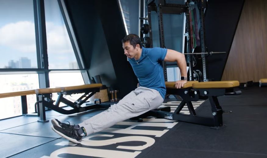 Ingin Otot Besar Yang Diimpikan, Hindari 5 Latihan Trisep Ini? 3 Weighted Bench Dip - menshealth
