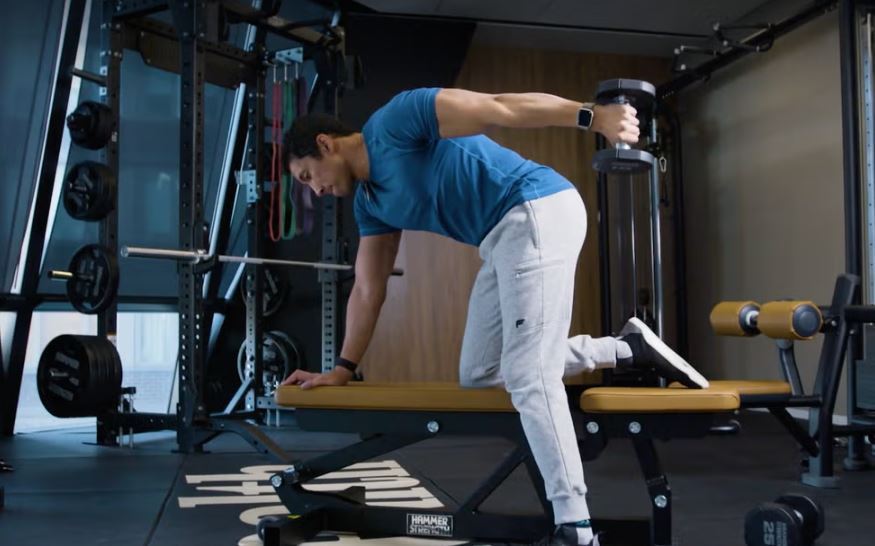 Ingin Otot Besar Yang Diimpikan, Hindari 5 Latihan Trisep Ini? 5 Dumbbell Kickback - menshealth