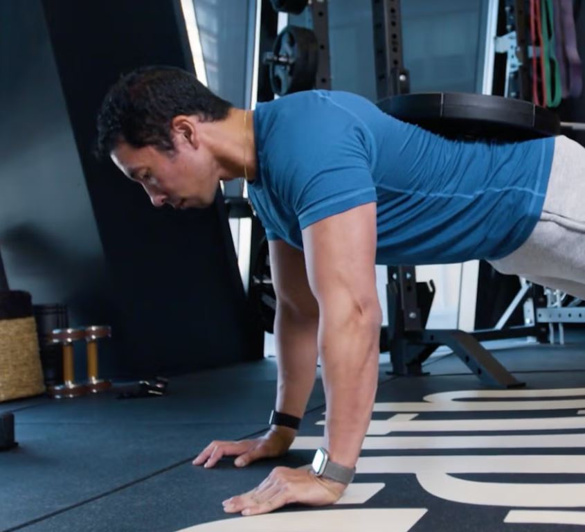 Ingin Otot Besar Yang Diimpikan, Hindari 5 Latihan Trisep Ini? 4 Weighted Close-Grip Pushup - menshealth