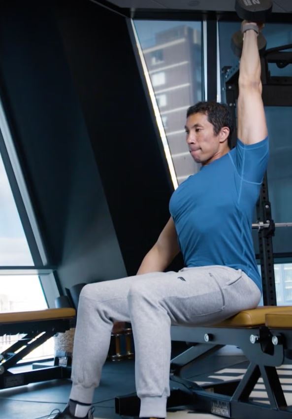 Ingin Otot Besar Yang Diimpikan, Hindari 5 Latihan Trisep Ini? 7 Dumbbell Overhead Extension - menshealth